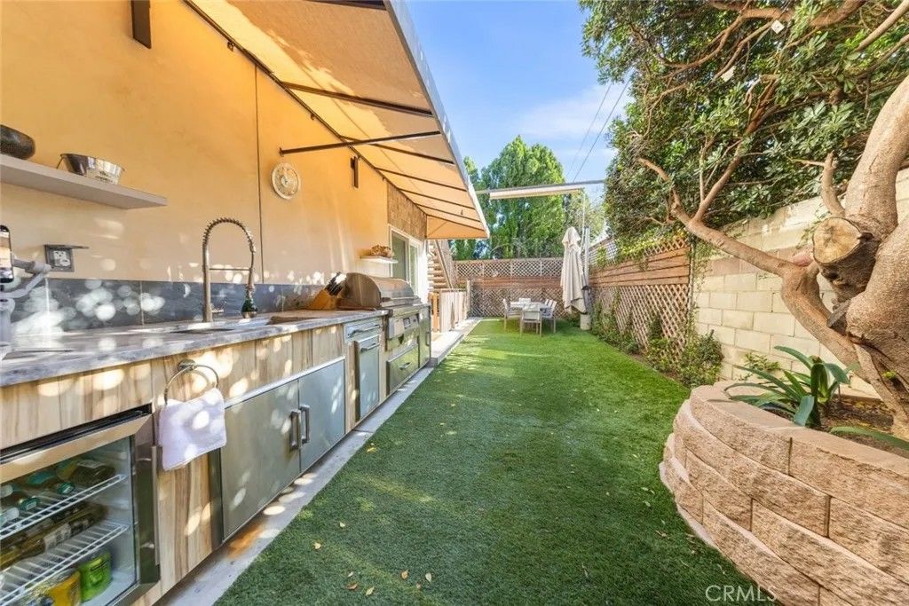 Photo of 18748 Collins Street, Tarzana, CA 91356 (MLS # GD26008887)