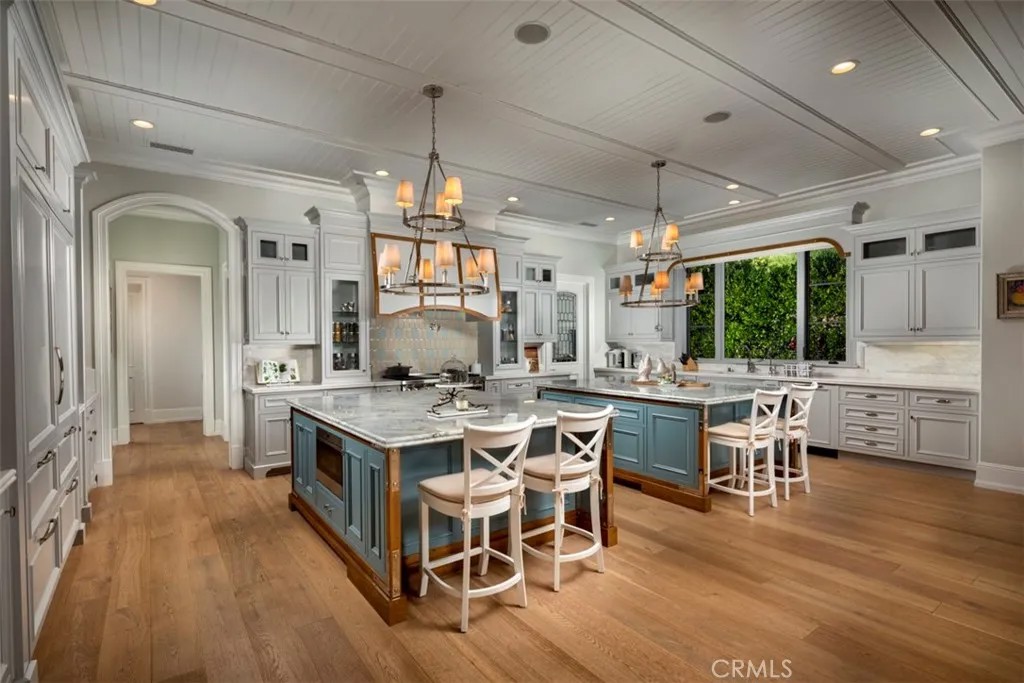 935 W Foothill Boulevard