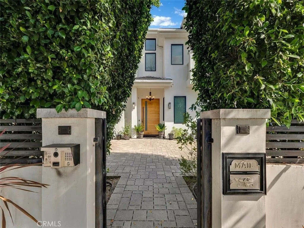 Photo of 5176 Lindley AVE, Encino, CA 91316 (MLS # SR26197196)