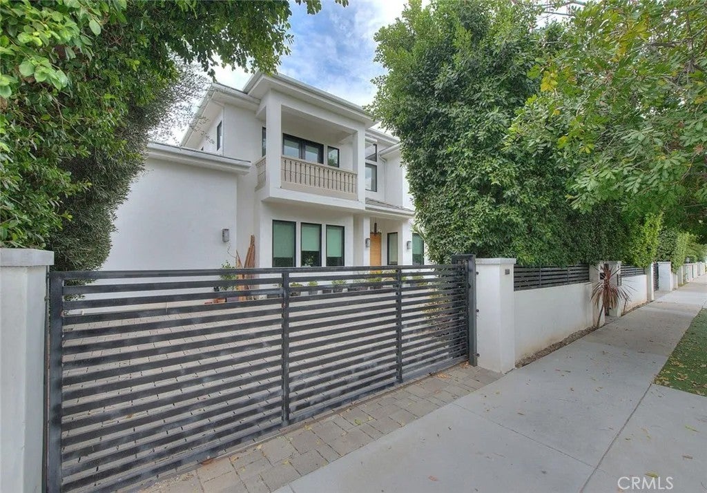 Photo of 5176 Lindley AVE, Encino, CA 91316 (MLS # SR26197196)