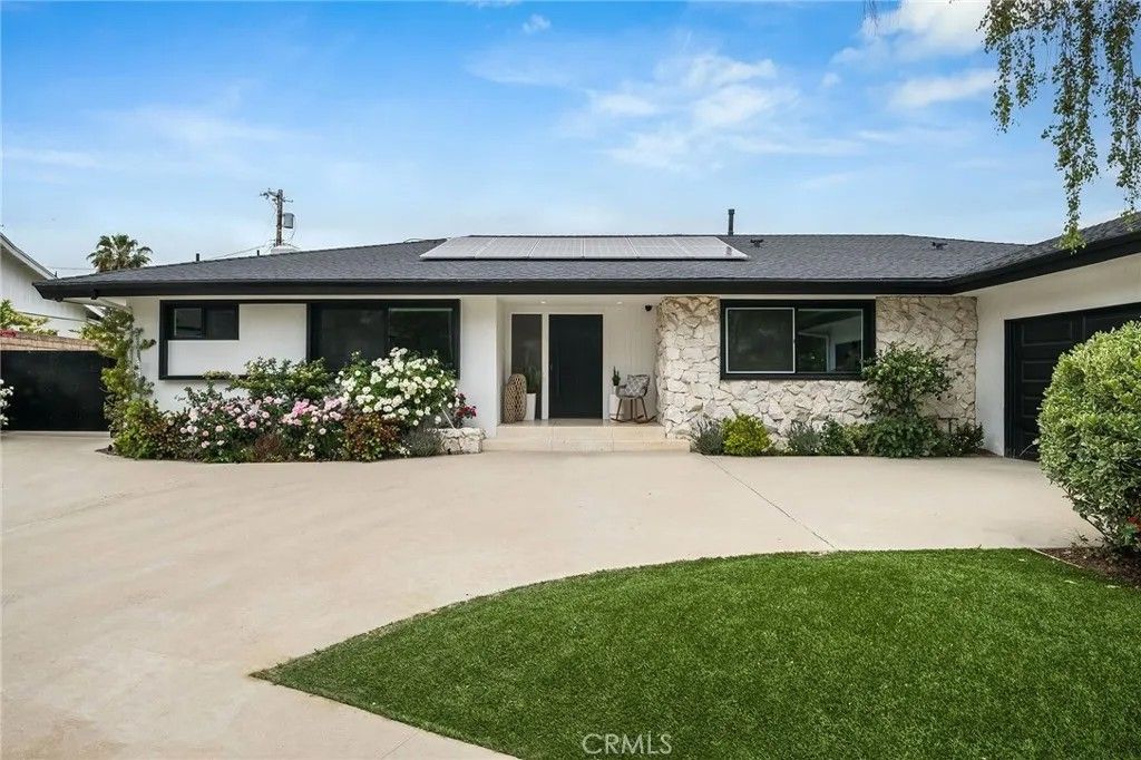 Photo of 23949 Nomar Street, Woodland Hills, CA 91367 (MLS # SR26020851)