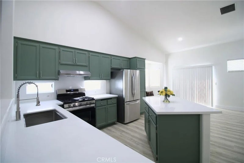 808 Hinckley