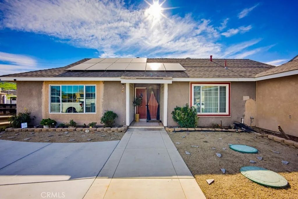 Photo of 438 Tanner Cir, Riverside, CA 92507 (MLS # IV25279940)