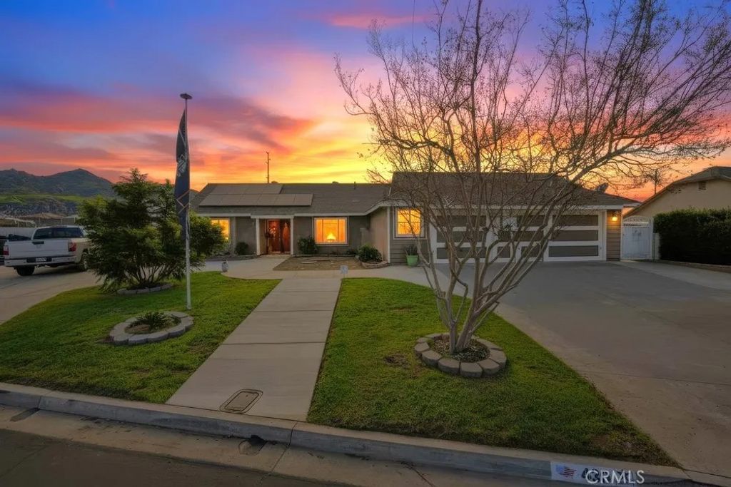 Photo of 438 Tanner Cir, Riverside, CA 92507 (MLS # IV25279940)