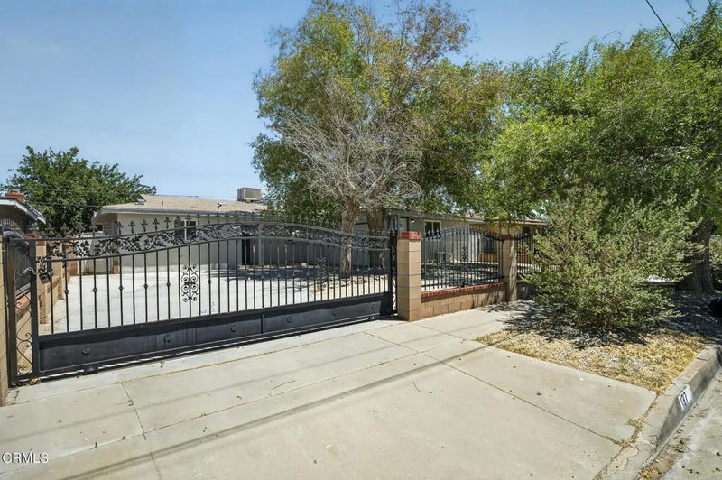 137 E Avenue J 8