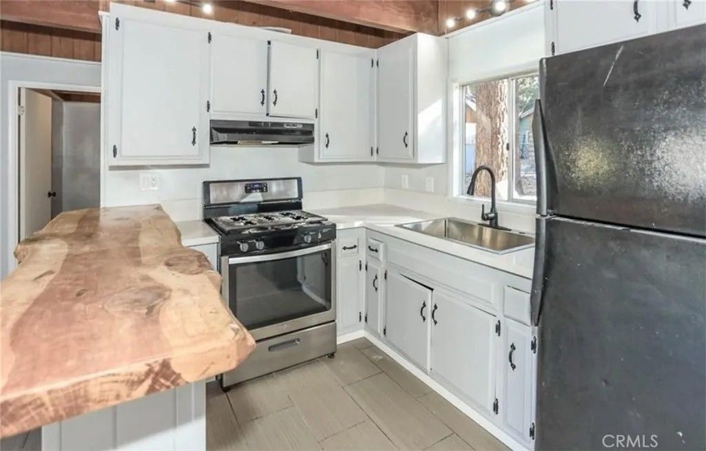 Photo of 440 W Mojave Boulevard, Big Bear Lake, CA 92314 (MLS # OC26029324)