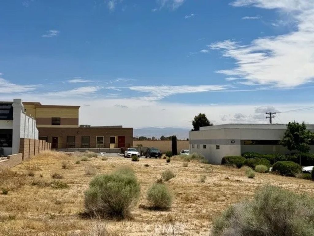 Photo of 16083 Kamana Rd, Apple Valley, CA 92307 (MLS # HD26097402)