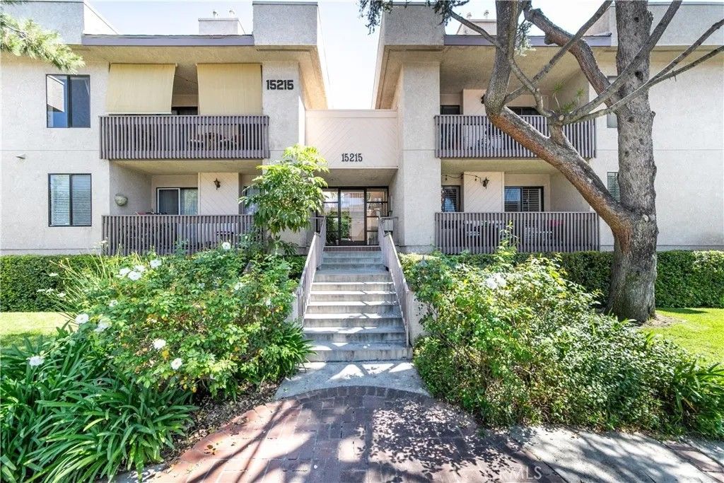 Photo of 15215 Magnolia Boulevard, Sherman Oaks, CA 91403 (MLS # CV26067959)