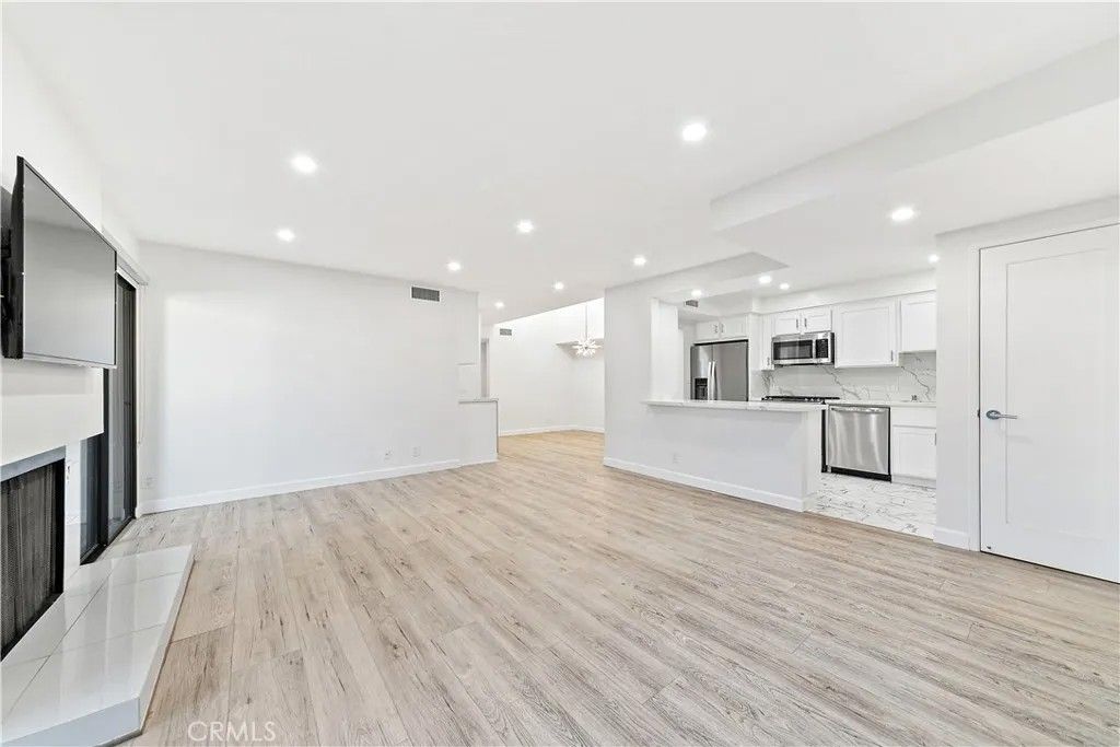 Photo of 15215 Magnolia Boulevard, Sherman Oaks, CA 91403 (MLS # CV26067959)