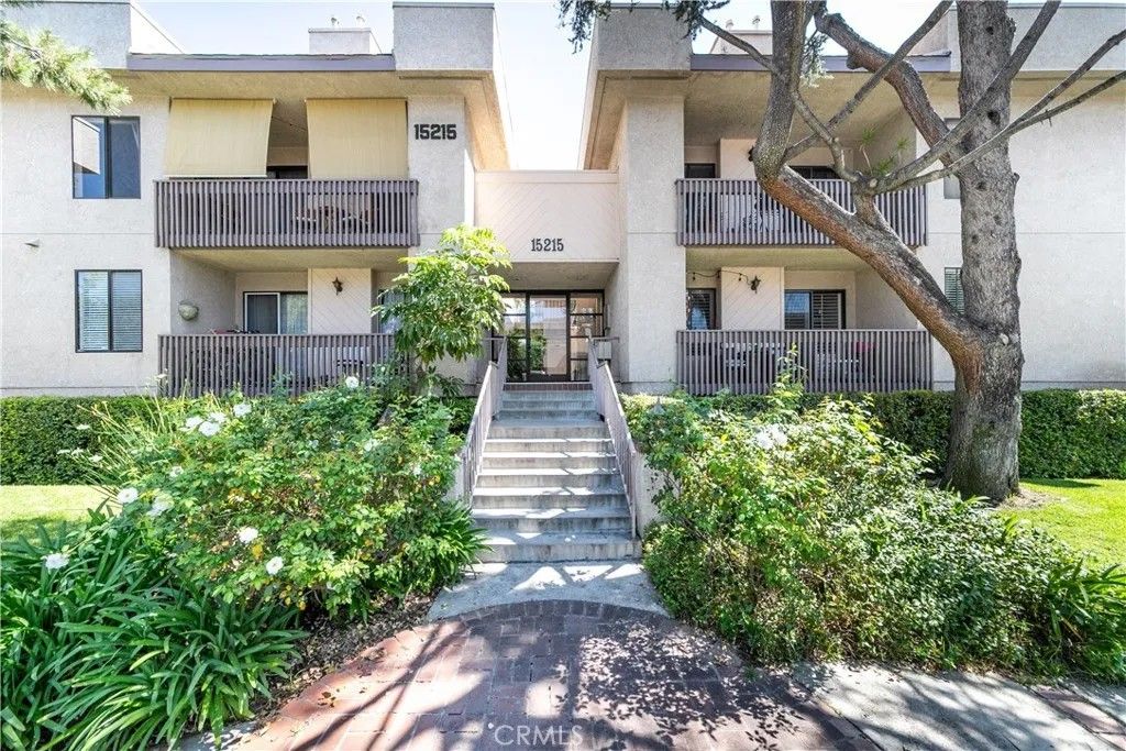 Photo of 15215 Magnolia Boulevard, Sherman Oaks, CA 91403 (MLS # CV26067959)