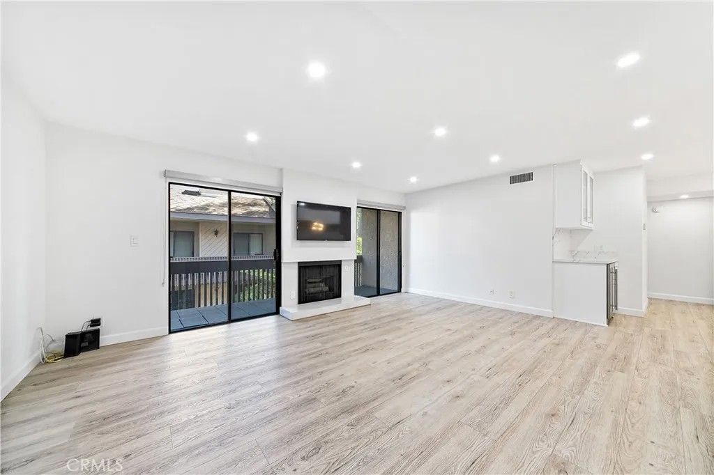 Photo of 15215 Magnolia Boulevard, Sherman Oaks, CA 91403 (MLS # CV26067959)