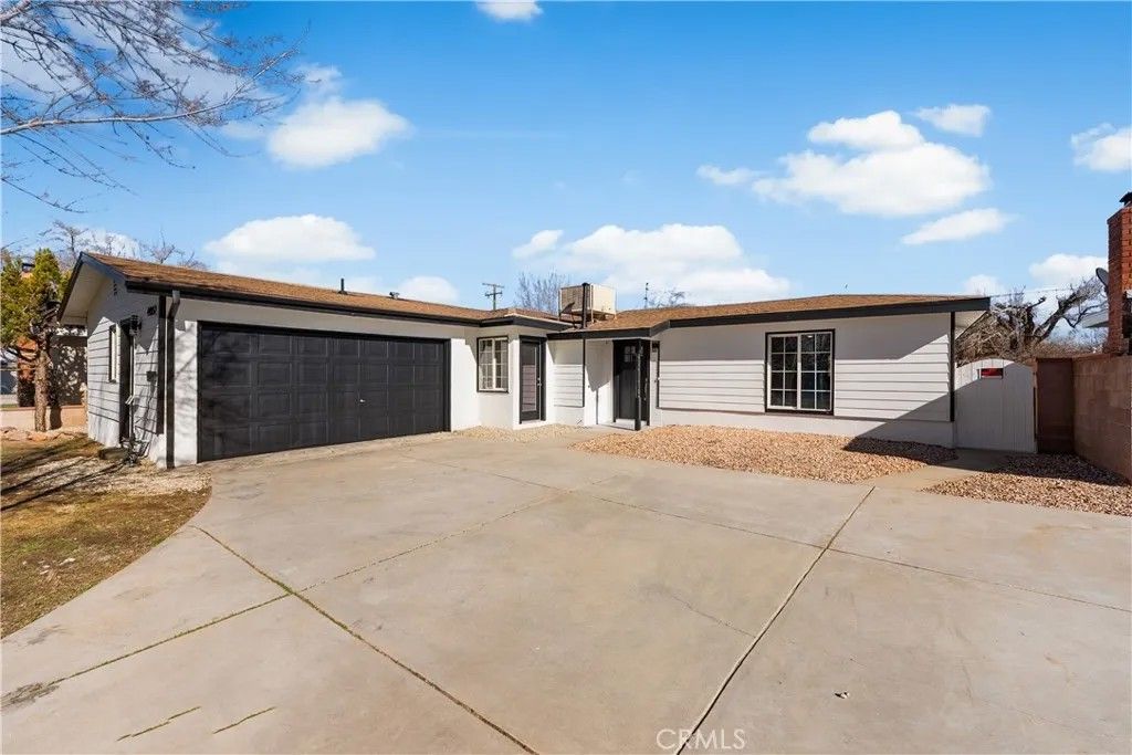 Photo of 44952 Harlas Ave, Lancaster, CA 93534 (MLS # SR25280775)