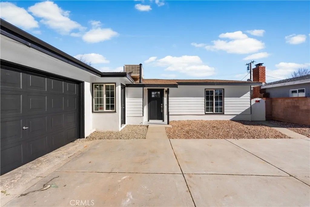 Photo of 44952 Harlas Ave, Lancaster, CA 93534 (MLS # SR25280775)