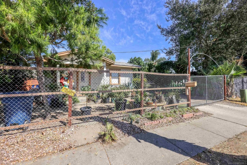 Photo of 418 E Pennsylvania AVE, Escondido, CA 92025 (MLS # 260022507)