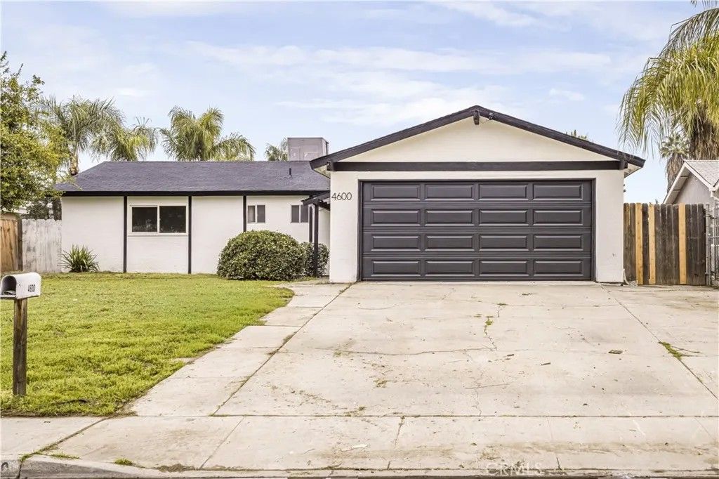 Photo of 4600 Lantados St, Bakersfield, CA 93307 (MLS # SR26095351)