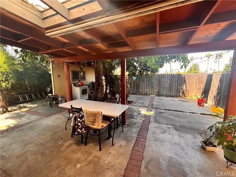 5703 N Rockvale