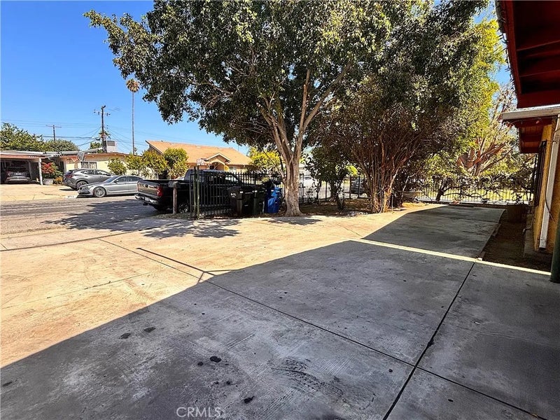 5703 N Rockvale