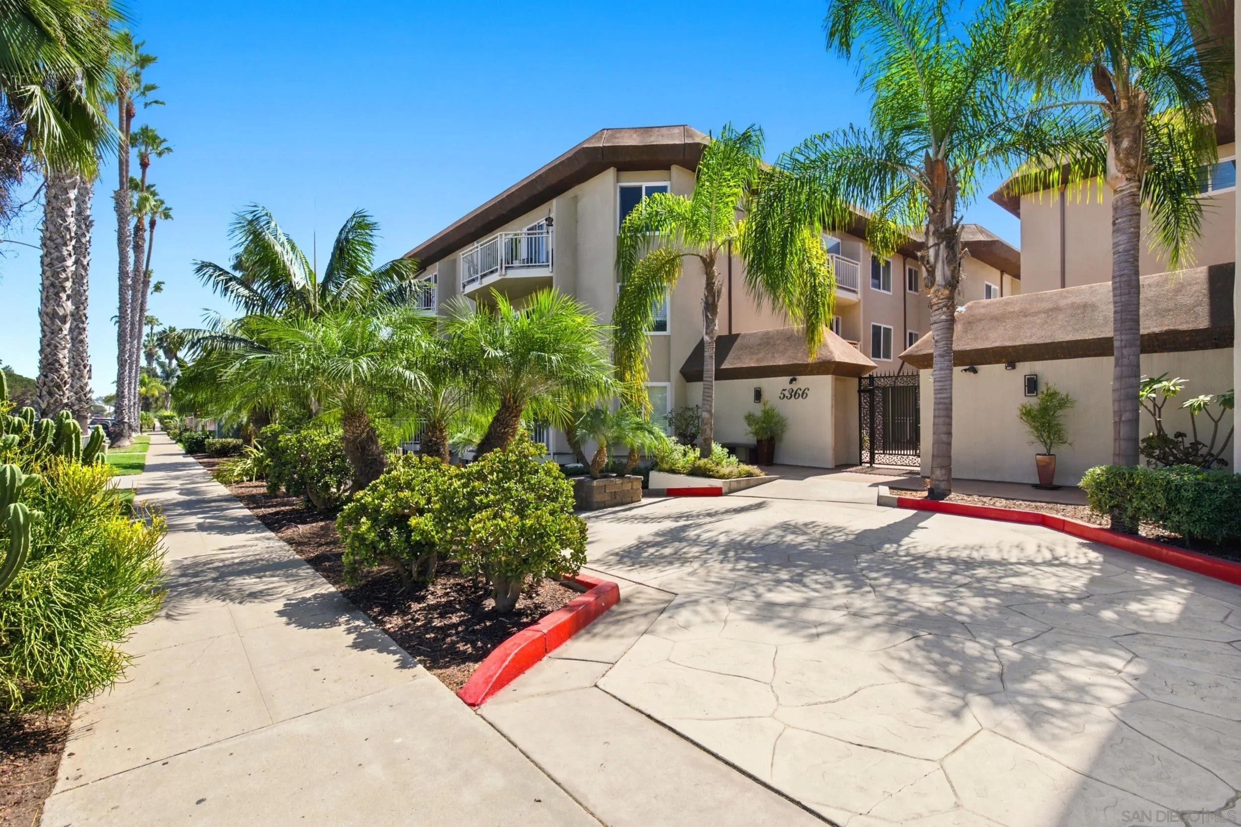5366 La Jolla 305C