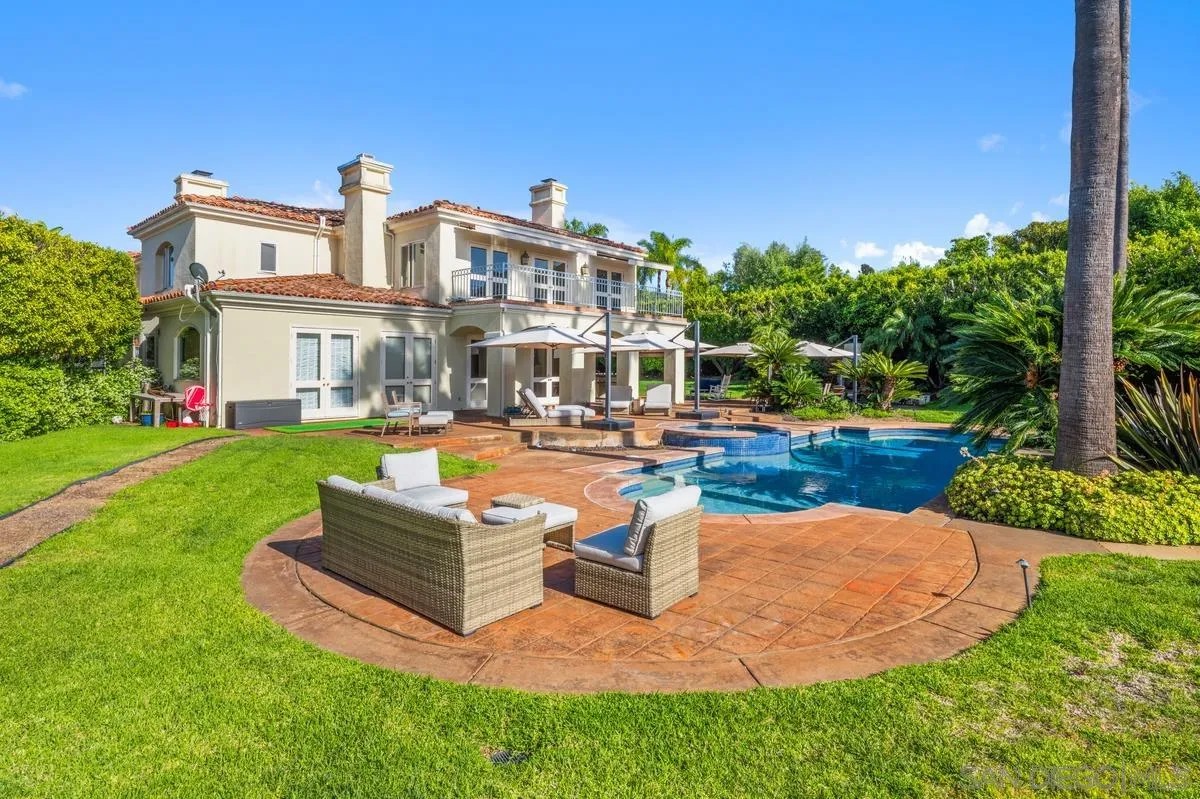 16429 Avenida de los Olivos