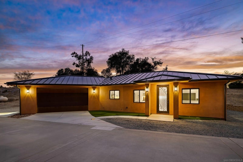 3023-25 Via Viejas