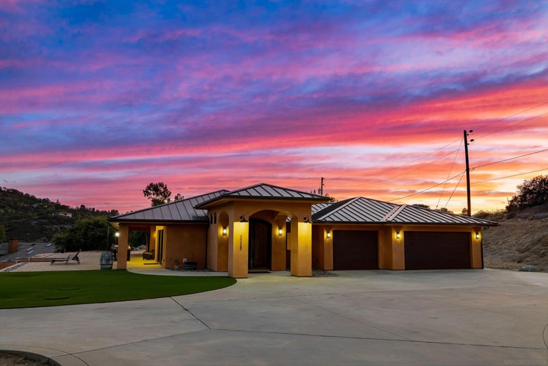 3023-25 Via Viejas