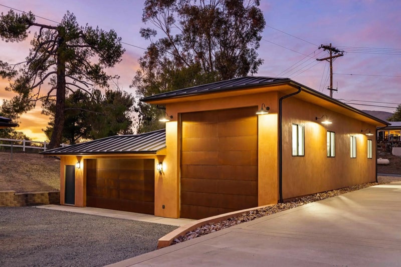 3023-25 Via Viejas