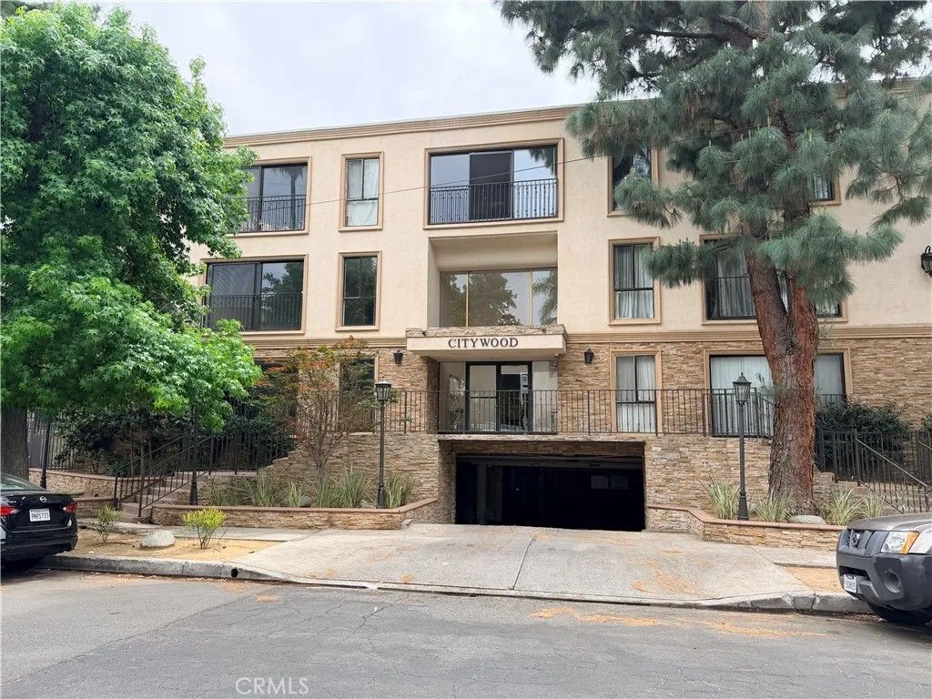 Photo of 15344 Weddington Street #306, Sherman Oaks, CA 91411 (MLS # SR26076981)