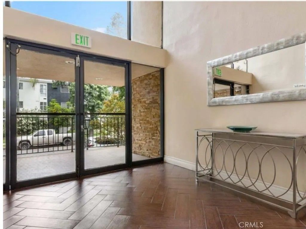 Photo of 15344 Weddington Street #306, Sherman Oaks, CA 91411 (MLS # SR26076981)