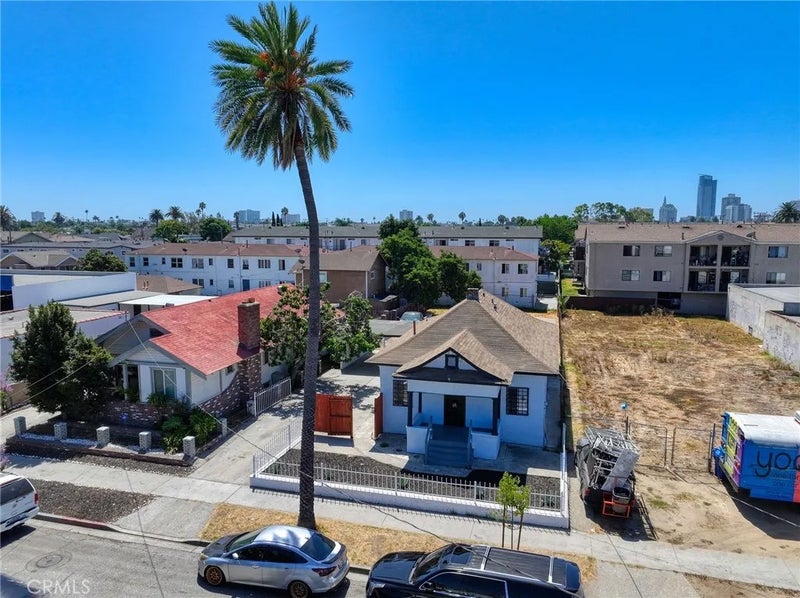 1028 E 10th