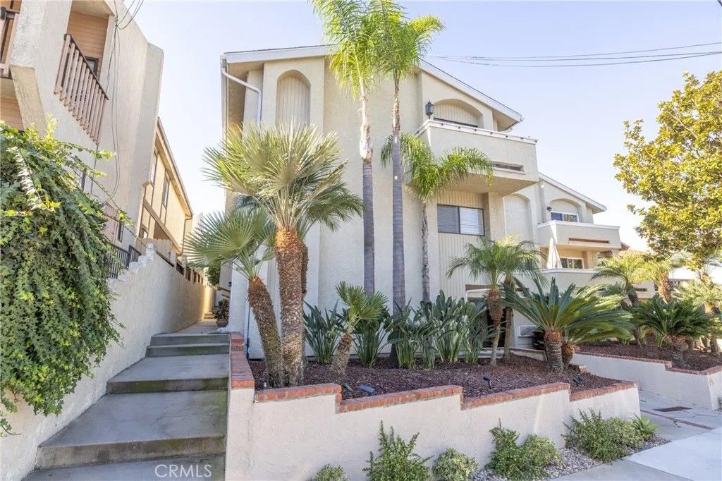 Photo of 107 S Helberta Avenue, Redondo Beach, CA 90277 (MLS # OC26014556)