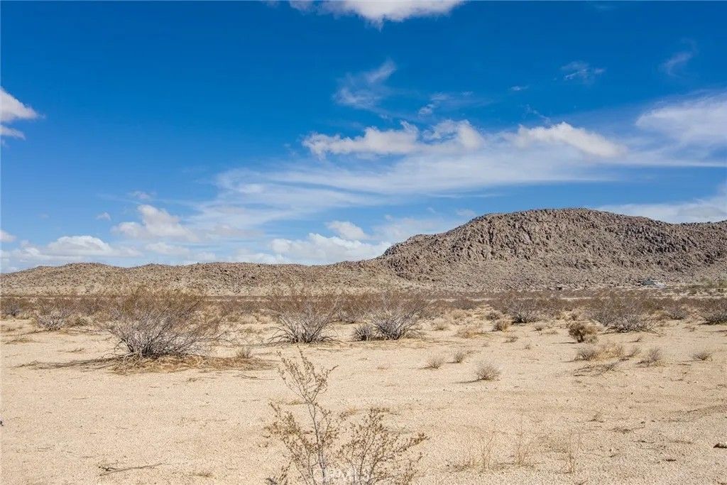 Photo of 7777 La Brisa, Joshua Tree, CA 92252 (MLS # JT26031290)