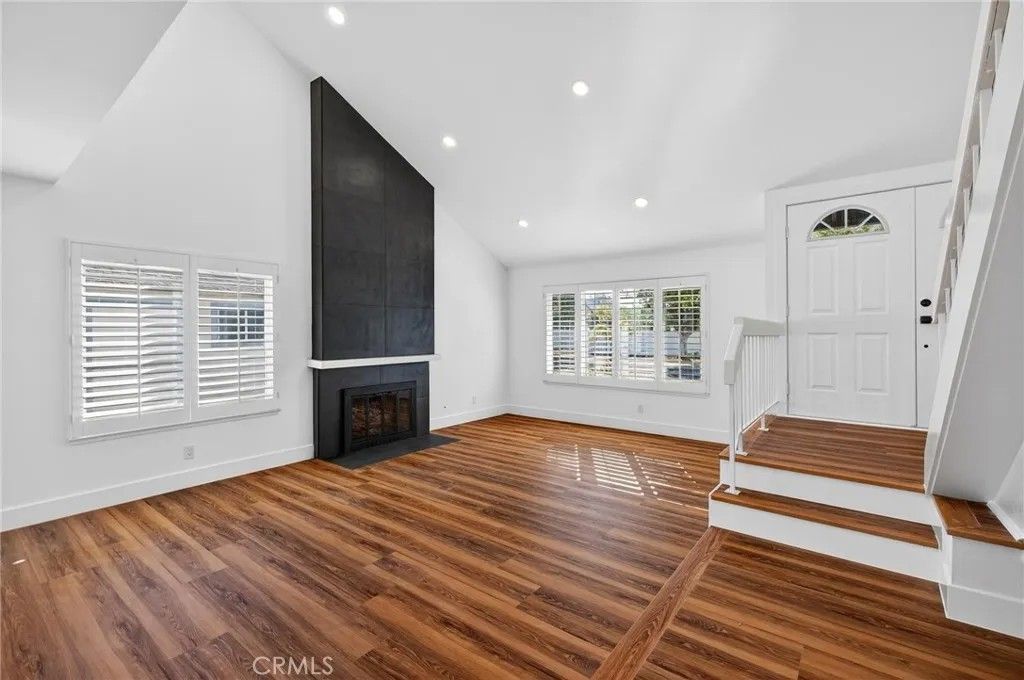 Photo of 1527 Greenpoint Dr, Corona, CA 92878 (MLS # SB25277394)