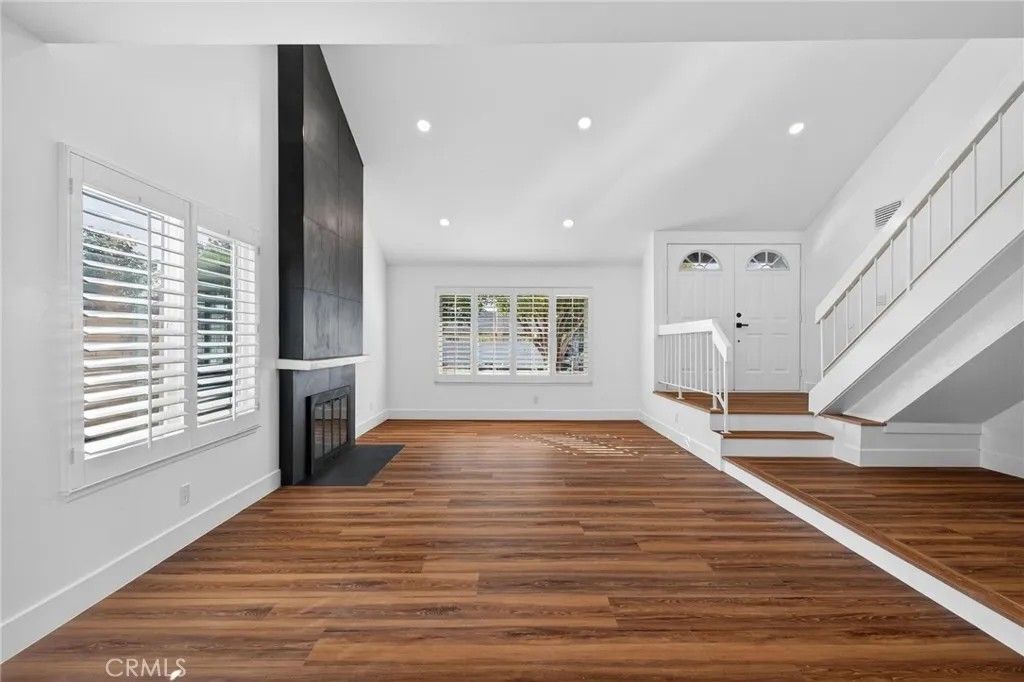 Photo of 1527 Greenpoint Dr, Corona, CA 92878 (MLS # SB25277394)