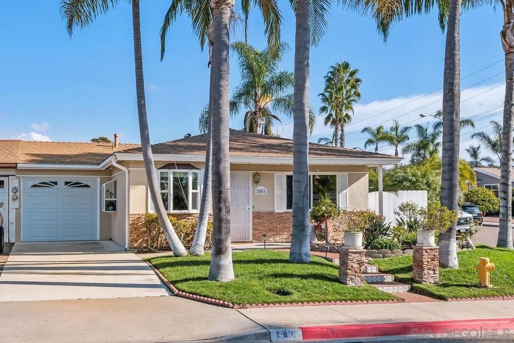Photo of 201 Coneflower St, Encinitas, CA 92024 (MLS # 250045179)