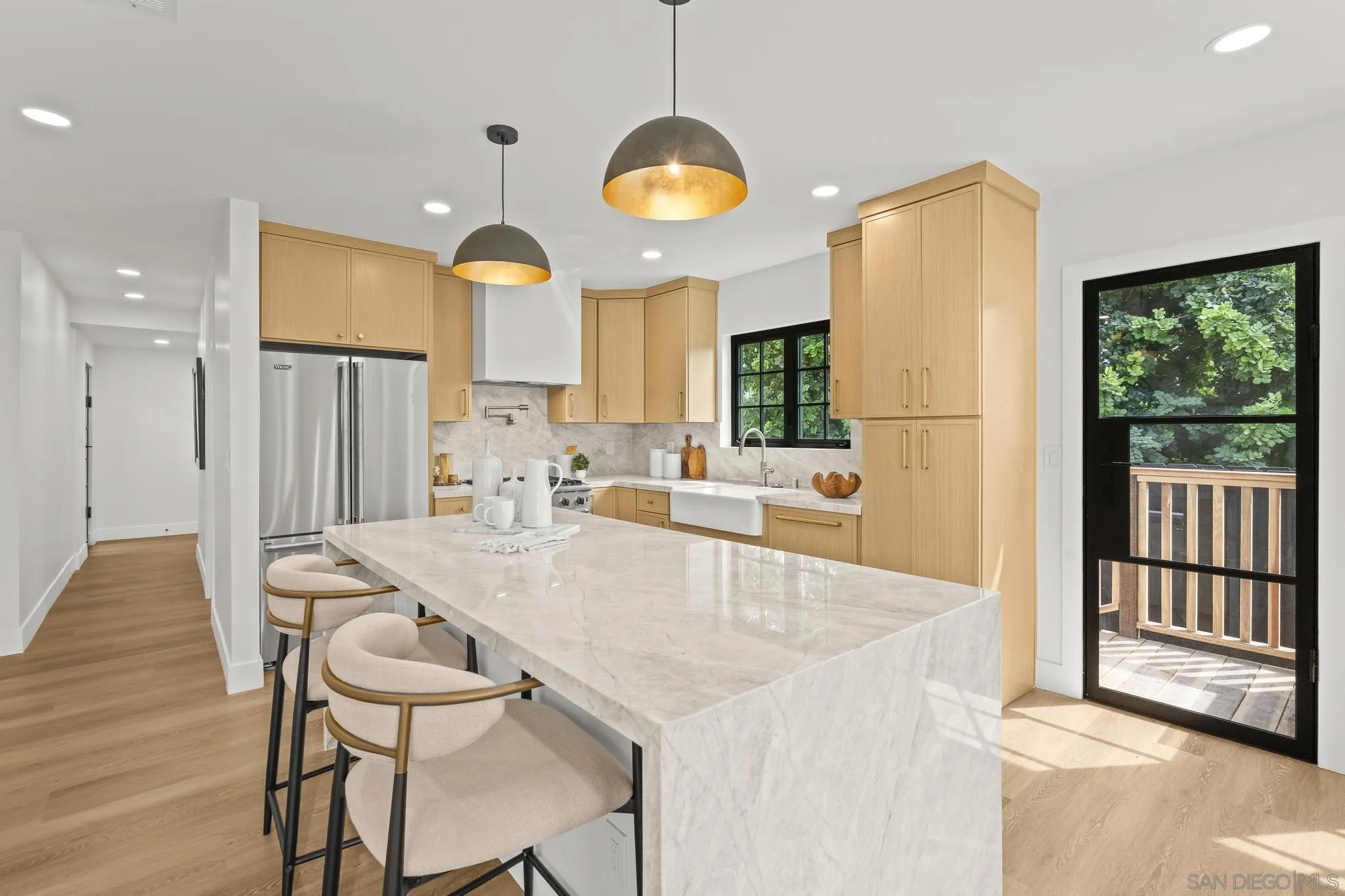 375 E AVE