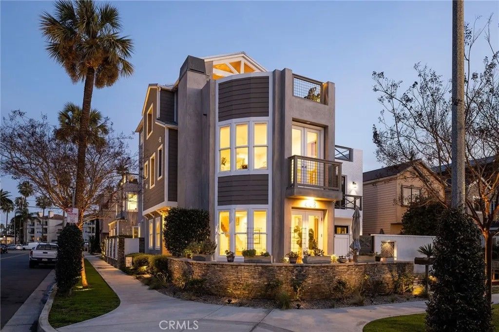 Photo of 428 7th St, Huntington Beach, CA 92648 (MLS # OC26053028)