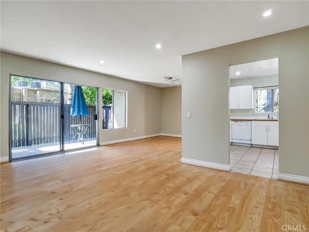 Photo of 18350 Hatteras #123, Tarzana, CA 91356 (MLS # SR26069936)