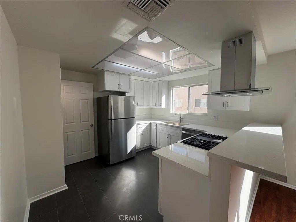 Photo of 18550 Hatteras Street #86, Tarzana, CA 91356 (MLS # SR26060706)