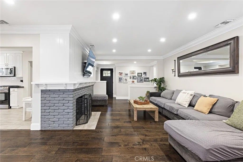 Photo of 19438 Calvert Street, Tarzana, CA 91335 (MLS # SR26045668)