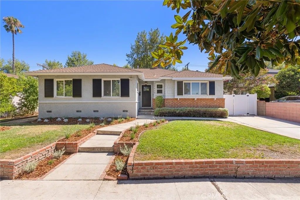 Photo of 19438 Calvert Street, Tarzana, CA 91335 (MLS # SR26045668)