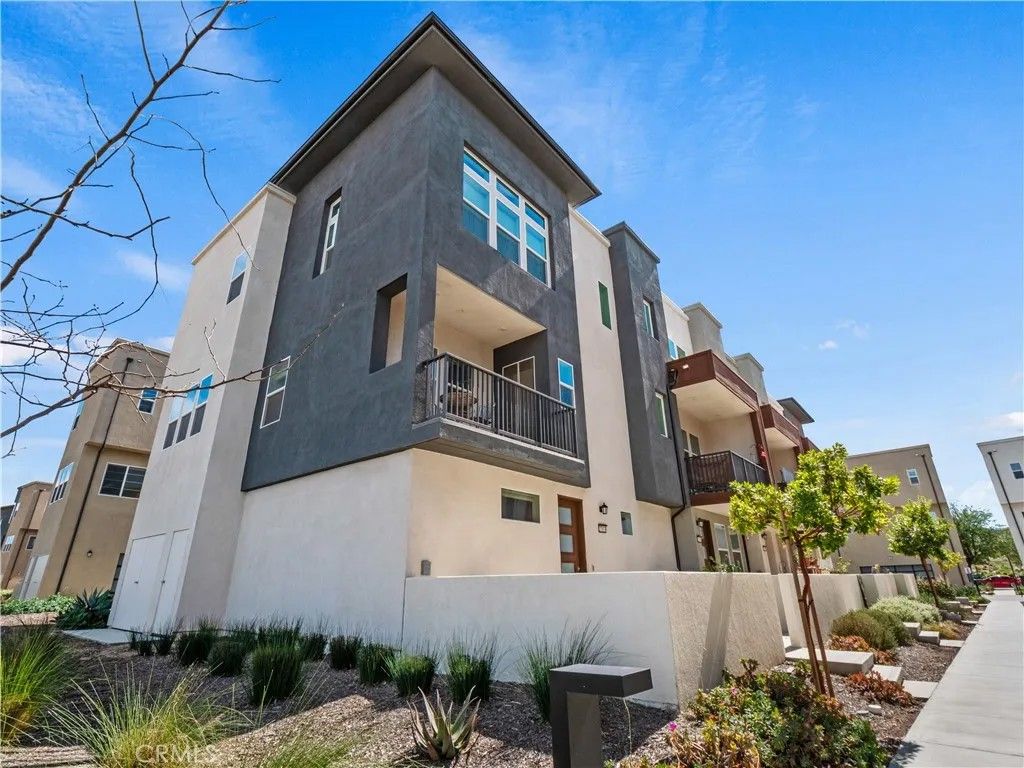 Photo of 27013 Hummingbird Lane, Valencia, CA 91381 (MLS # SR26048322)