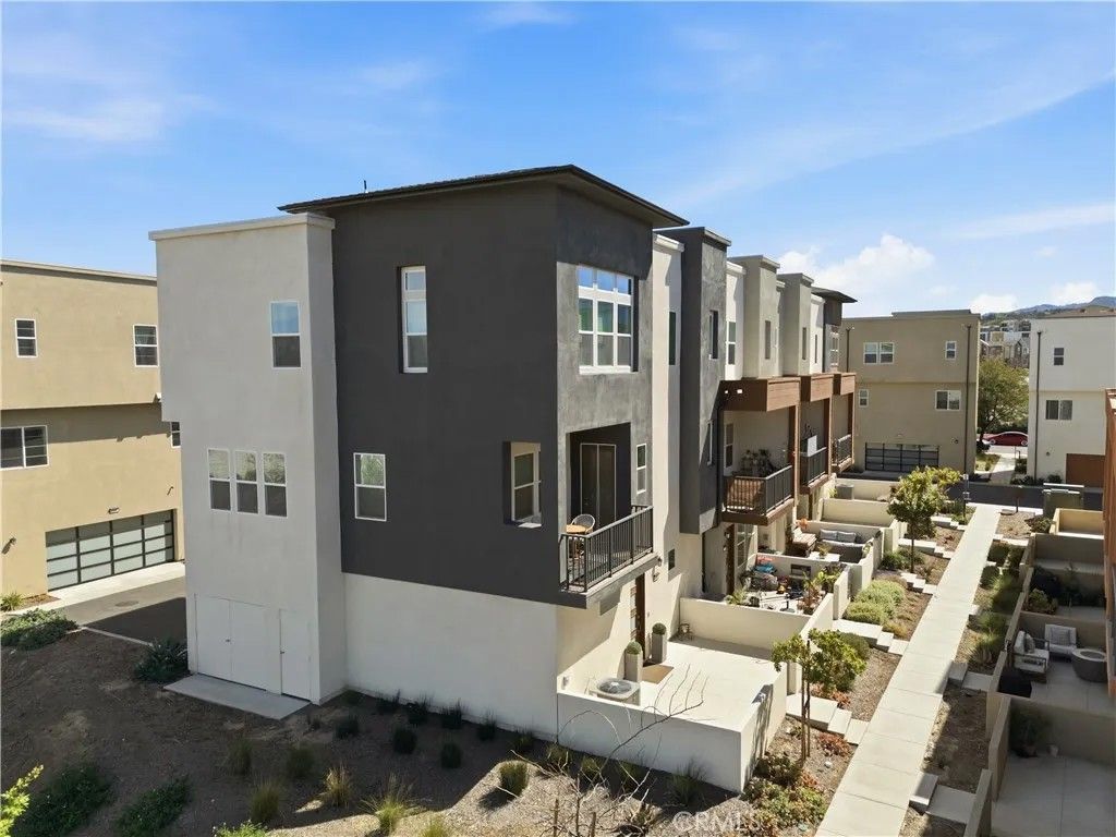 Photo of 27013 Hummingbird Lane, Valencia, CA 91381 (MLS # SR26048322)