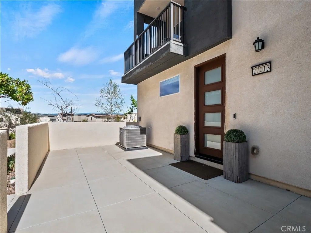 Photo of 27013 Hummingbird Lane, Valencia, CA 91381 (MLS # SR26048322)