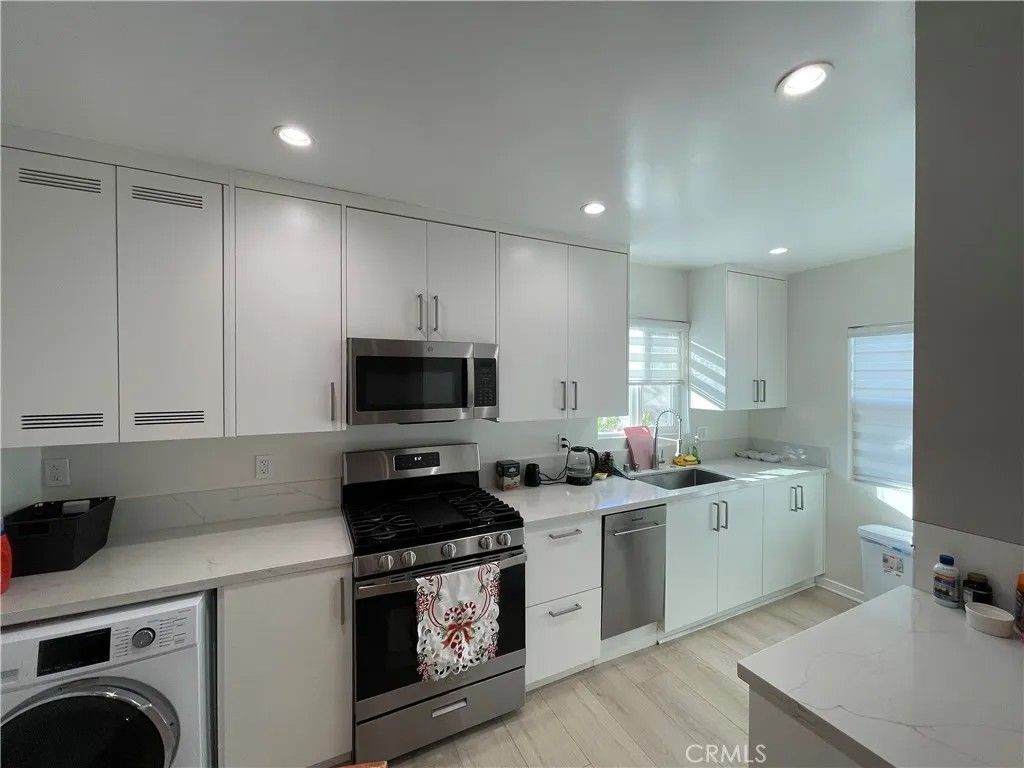 Photo of 1206 E Harvard Street #D, Glendale, CA 91205 (MLS # GD25282054)