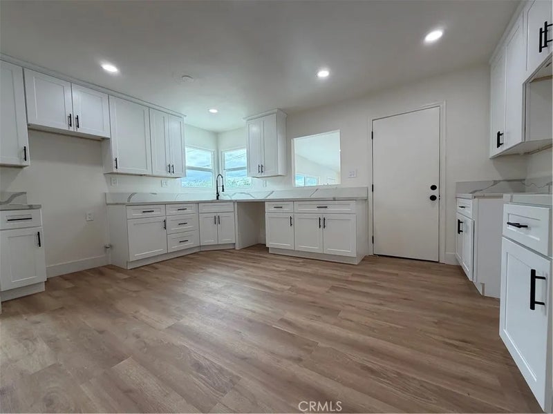1275 W Marshall