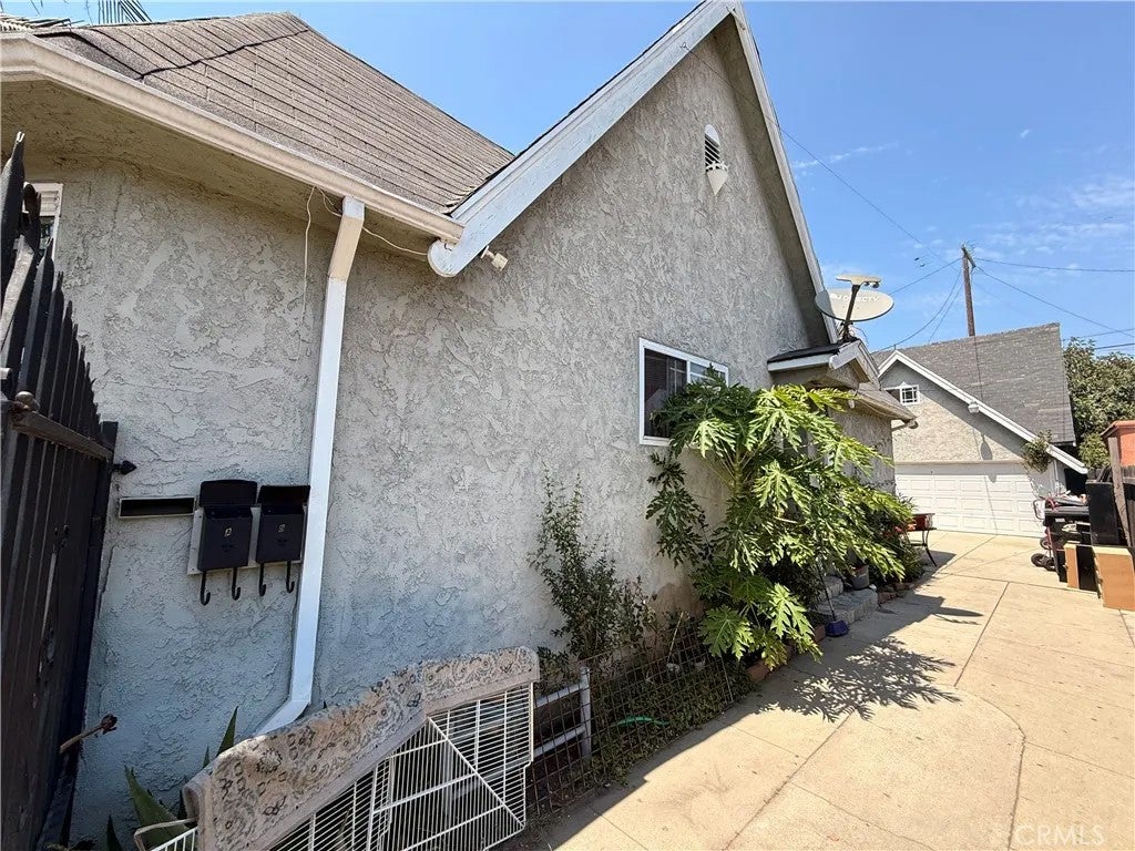 2527 Flower Street