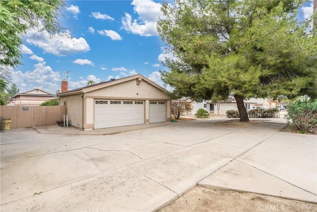 Photo of 915 Church Street, Redlands, CA 92374 (MLS # IG26009538)