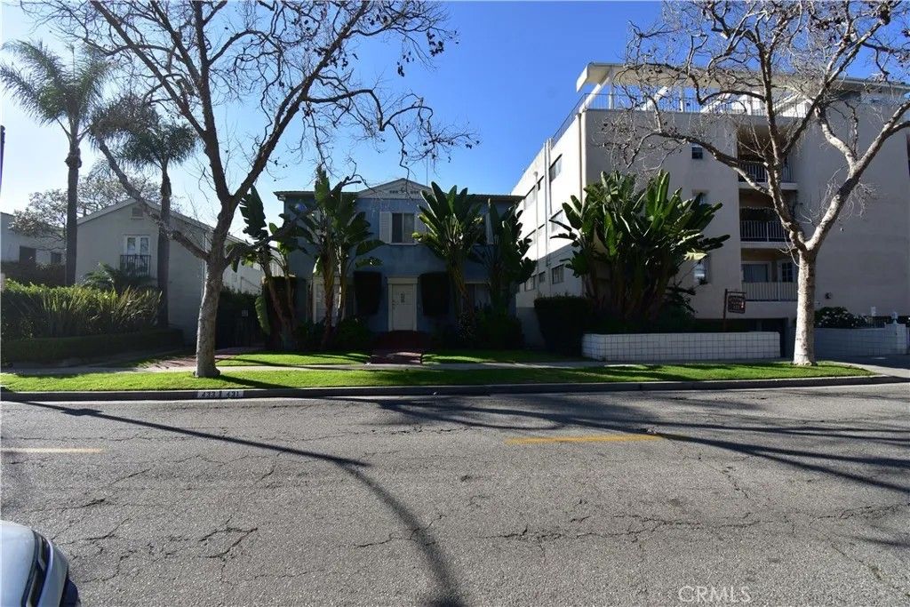 Photo of 433 S Roxford #1/2, Beverly Hills, CA 90212 (MLS # GD26013270)