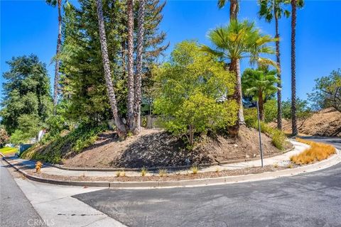 Tiny photo for 22051 Mulholland Way, Woodland Hills, CA 91364 (MLS # SR25249072)