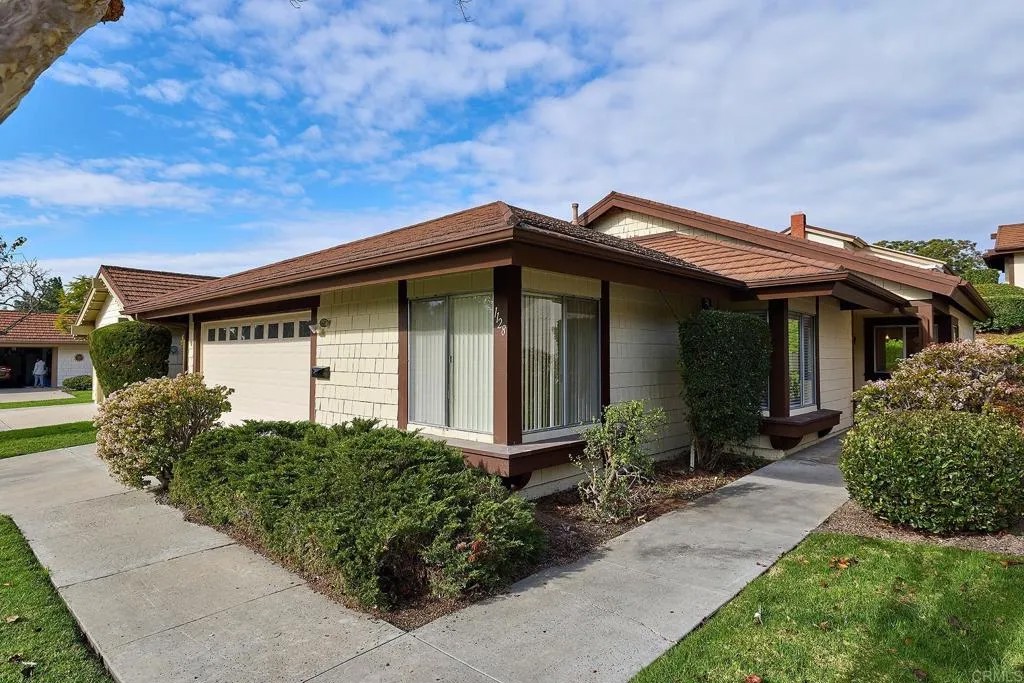 1128 Calle Del Baston